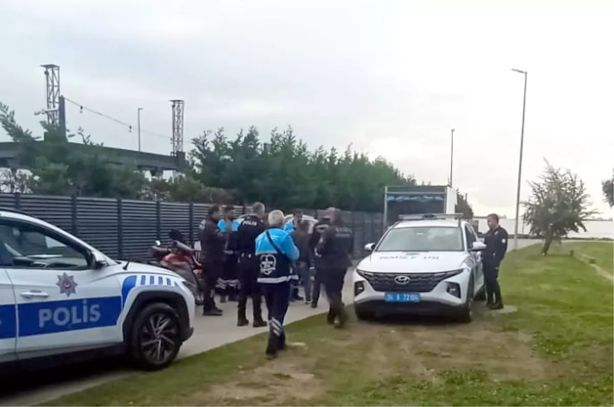 avcilarda trafige kapali yolda tartisma 4tOqicTV.jpg