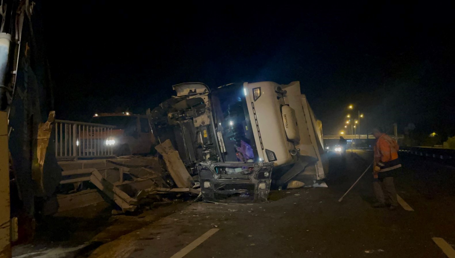eskisehir ankara yolunda tir devrildi ulasimda aksama yasandi jehu2wfl.jpg