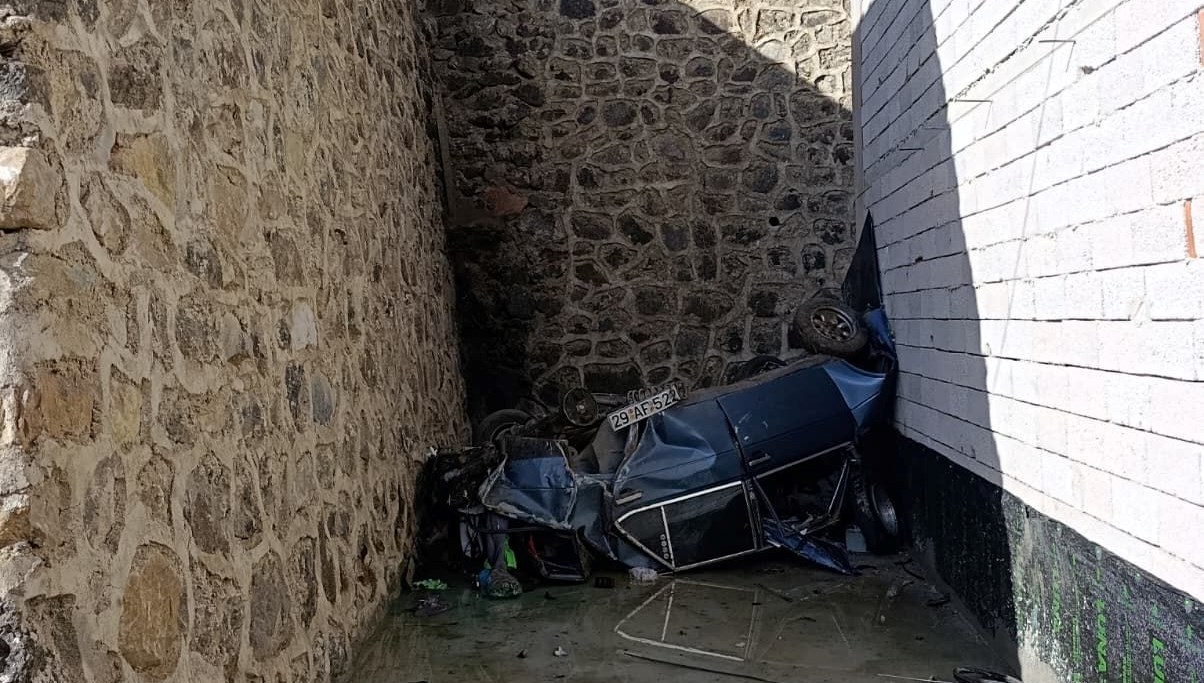 gumushanede otomobil istinat duvarini asip otoparka dustu VyJFF3Mn.jpg