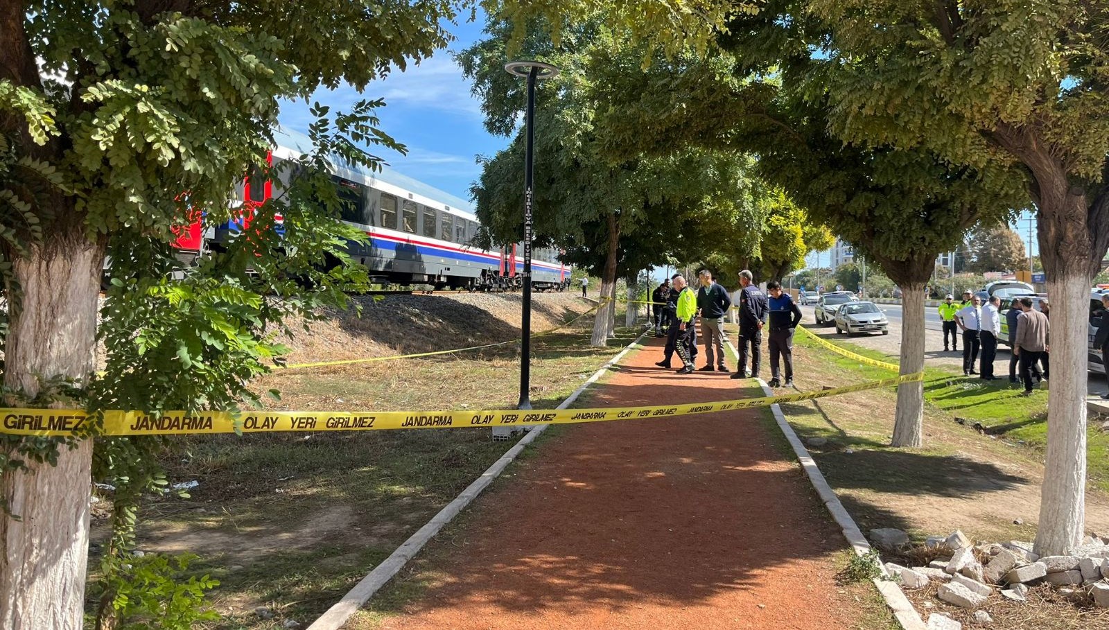 torununu kurtarmak isterken tren carpti irTDacau.jpg