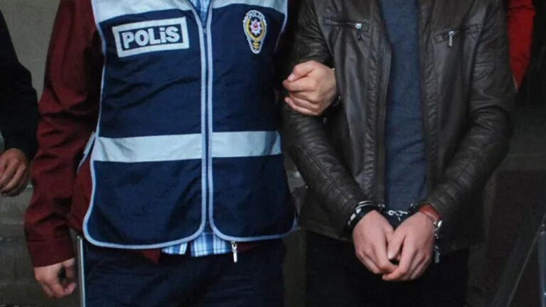beyoglunda-kavgayi-ayiriyoruz-oyunu-yankesici-cetesi-sucustu-yakalandi-LJIwiCiq