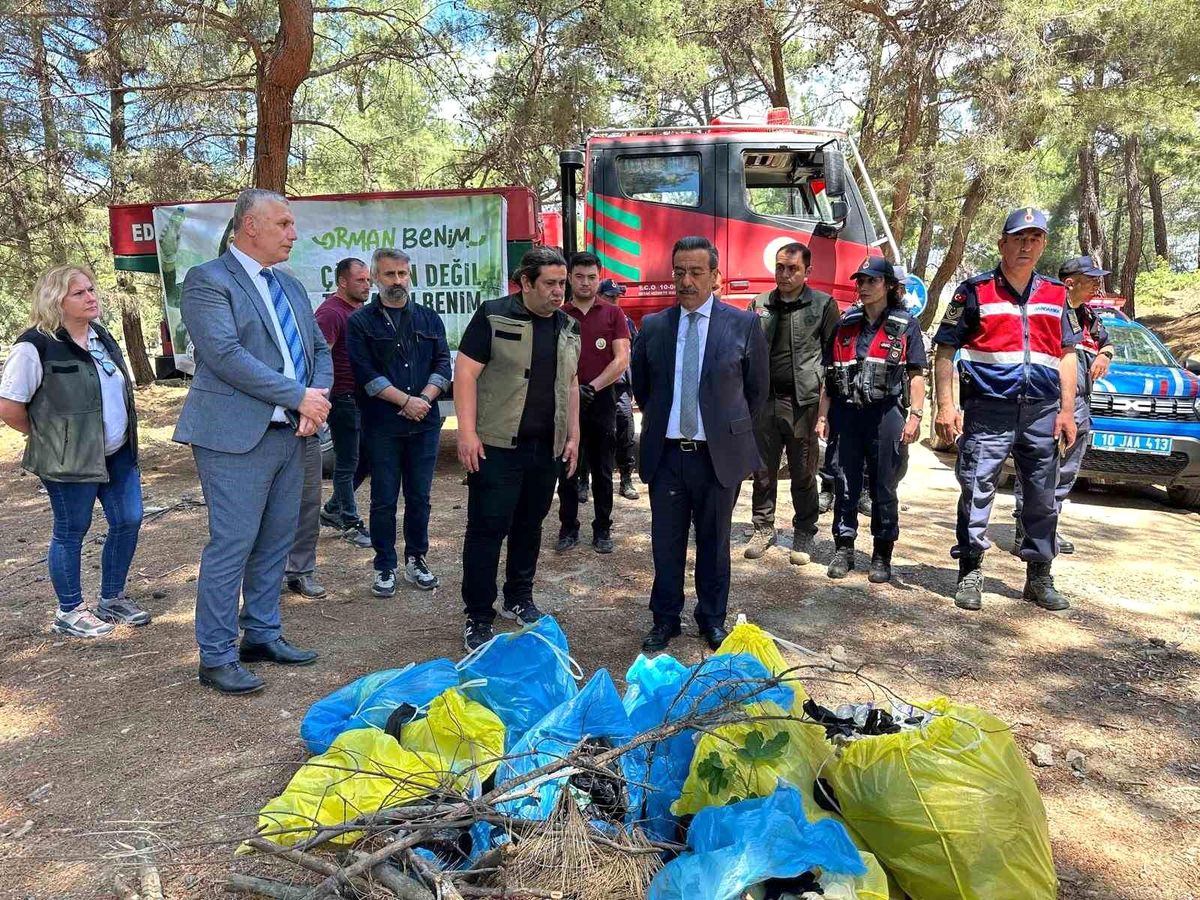 Burhaniye’de Orman Yangınlarına Karşı Çöp Toplama Faaliyeti Düzenlendi